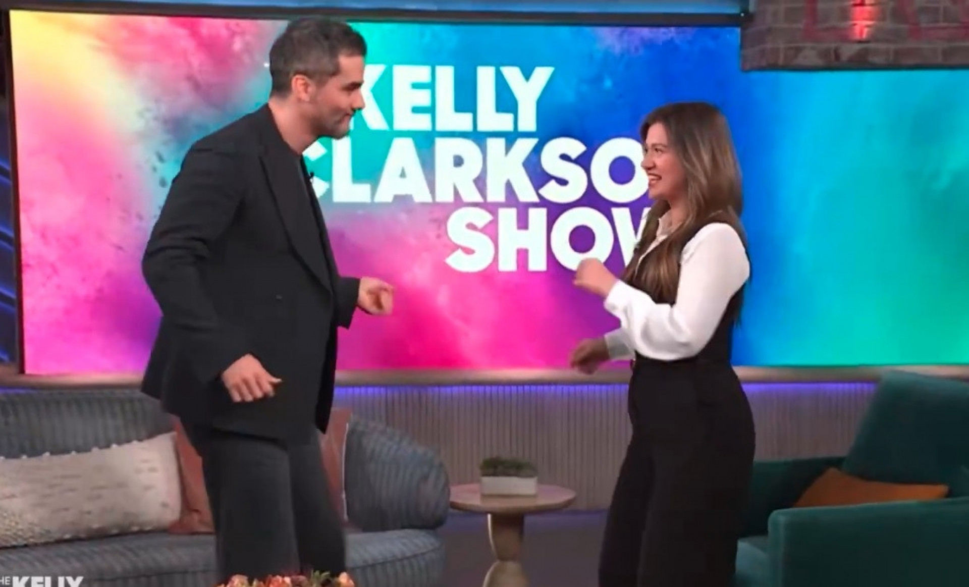 Wagner Moura samba com Kelly Clarkson  - Reprodução de vídeo