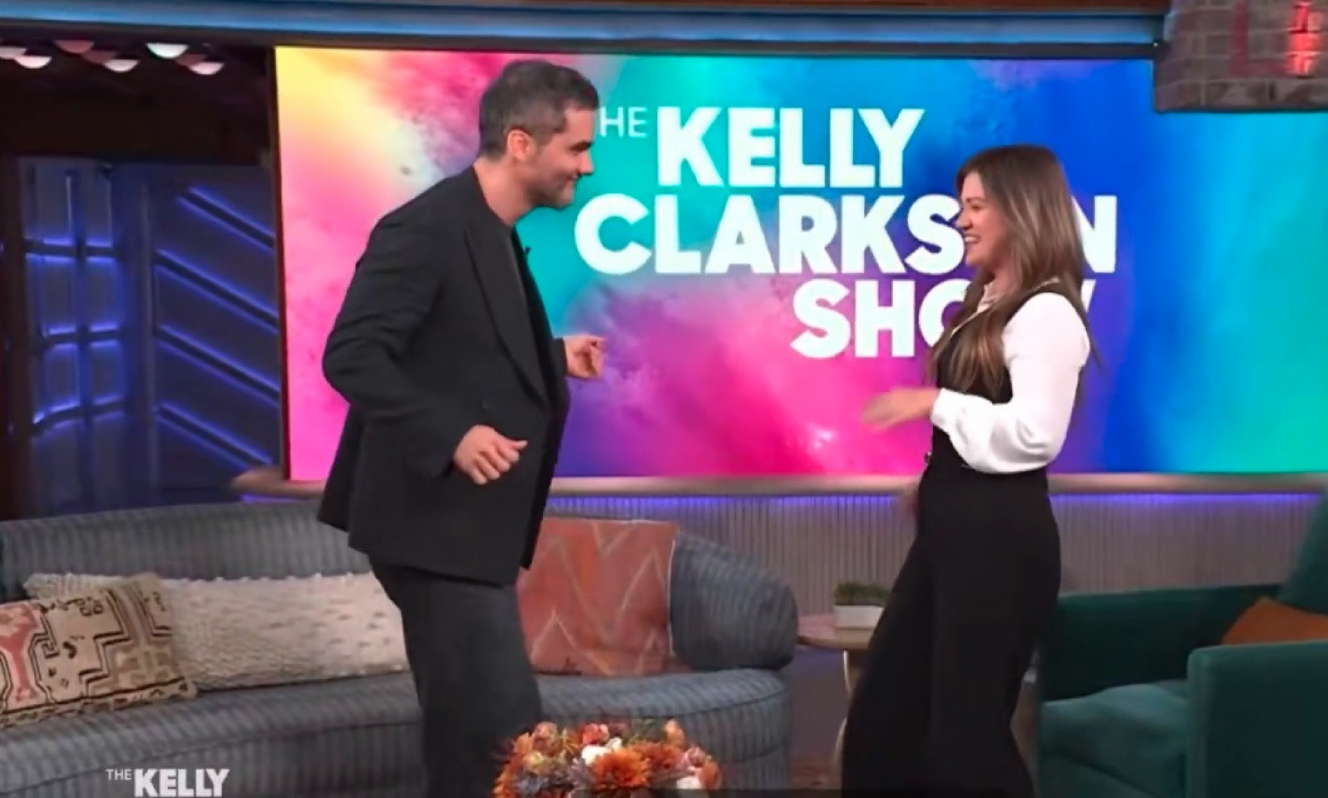 Wagner Moura samba com Kelly Clarkson  - Reprodução de vídeo