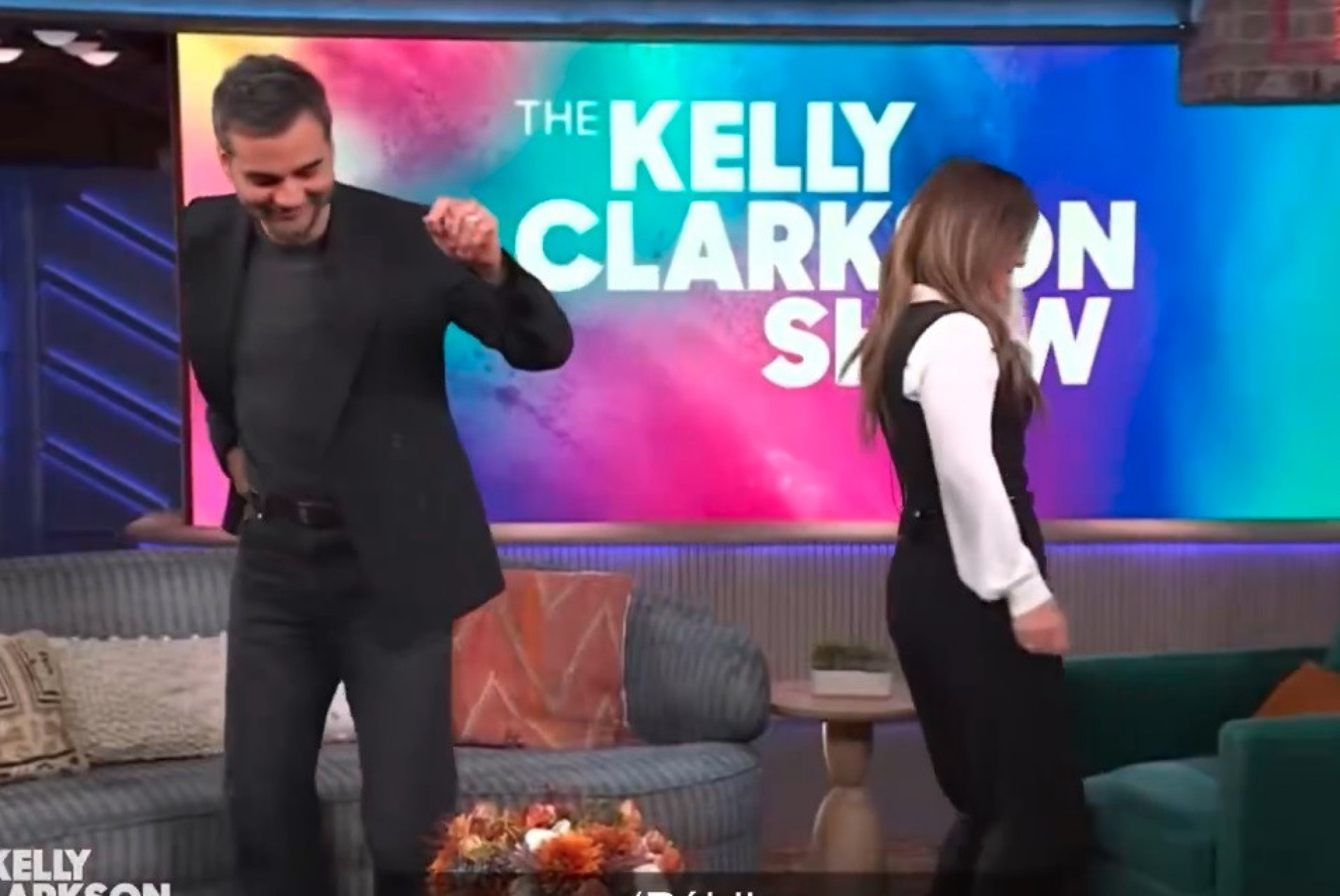 Wagner Moura samba com Kelly Clarkson  - Reprodução de vídeo