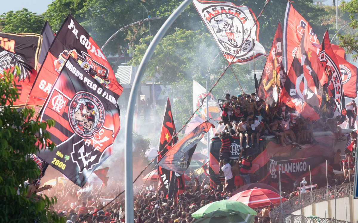 Torcedores do Flamengo fizeram festa no Aeroporto do Galeão