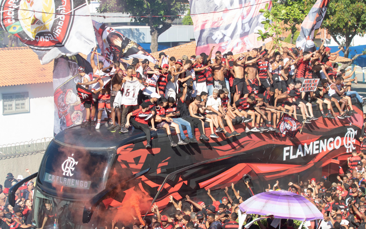 AeroFla dos torcedores do Flamengo lotam o aeroporto Galeão antes do embarque do time para Lima, para a final da Libertadores de 2025