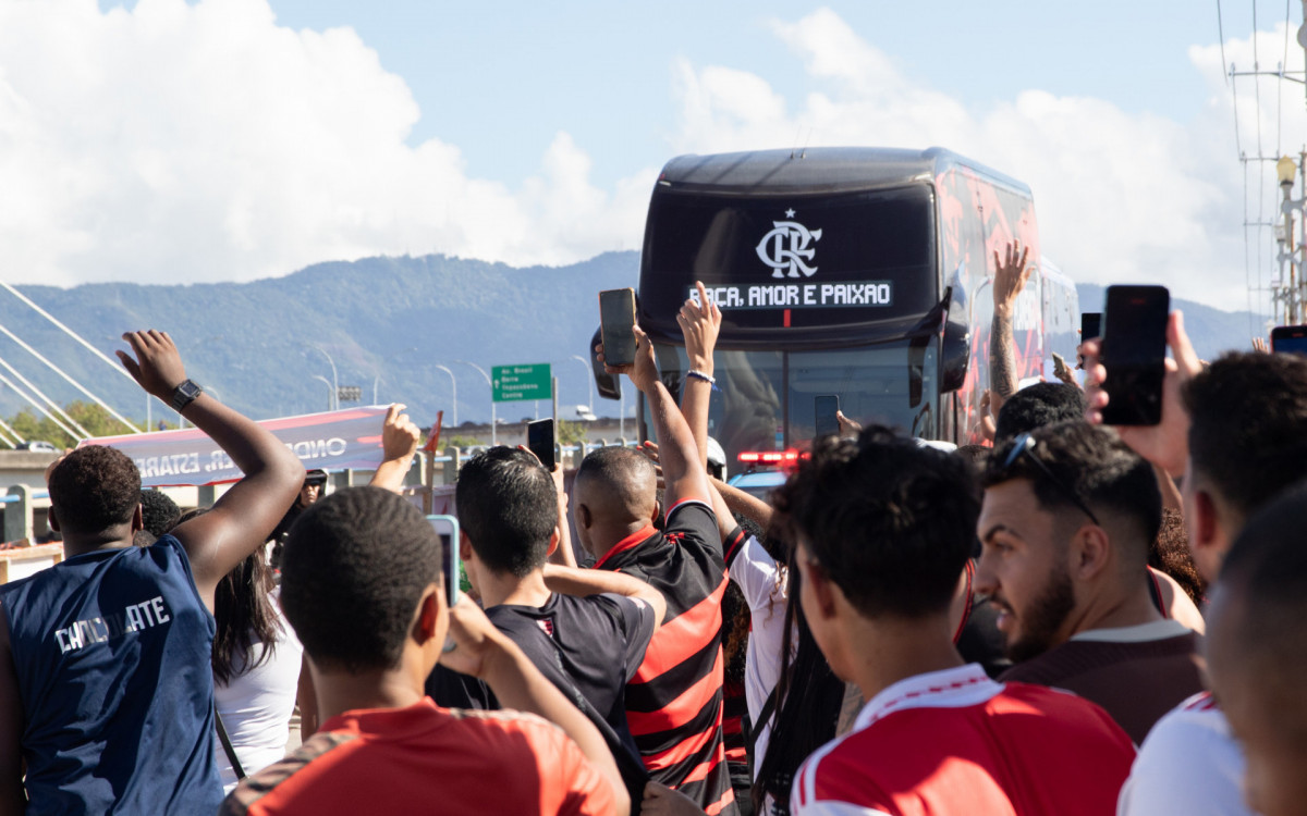 Aerofla, torcedores do Flamengo lotam o aeroporto Galeão na Zona Norte do Rio de Janeiro na tarde desta quarta-feira (26).