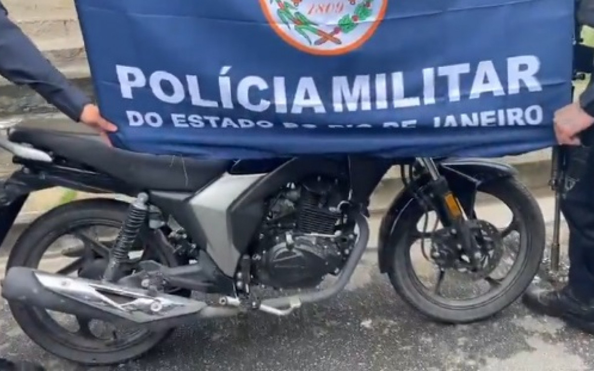 PMs recuperaram moto roubado no Jardim Catarina durante Operação Barricada Zero