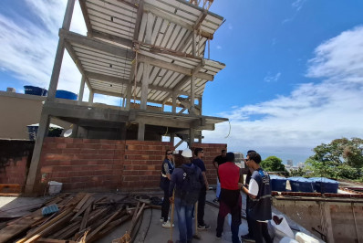 Prédio irregular de cinco andares começa a ser demolido no Pavão-Pavãozinho