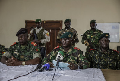 Militares da Guiné-Bissau anunciam tomada do poder e suspensão do processo eleitoral
