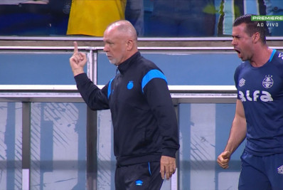 Mano Menezes faz gesto obsceno a torcedor e explica motivo