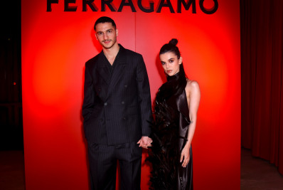 Manu Gavassi faz rara aparição com o noivo em evento de moda 