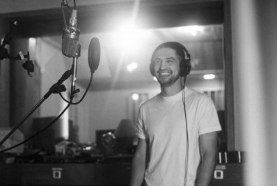 Gabriel Leone investe na carreira de cantor e revela inspiração em Caetano Veloso