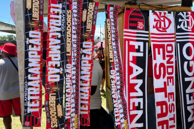 Comerciantes já vendem faixa de campeão da Libertadores para torcedores do Flamengo