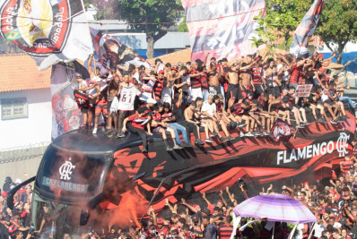 Vídeo! Torcedores sobem em ônibus da delegação do Flamengo em caminho até o Galeão