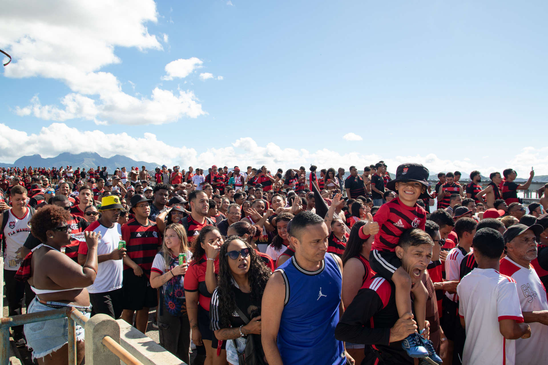 Aerofla, torcedores do Flamengo lotam o aeroporto Galeão na Zona Norte do Rio de Janeiro na tarde desta quarta-feira (26). - Érica Martin/Agência O Dia