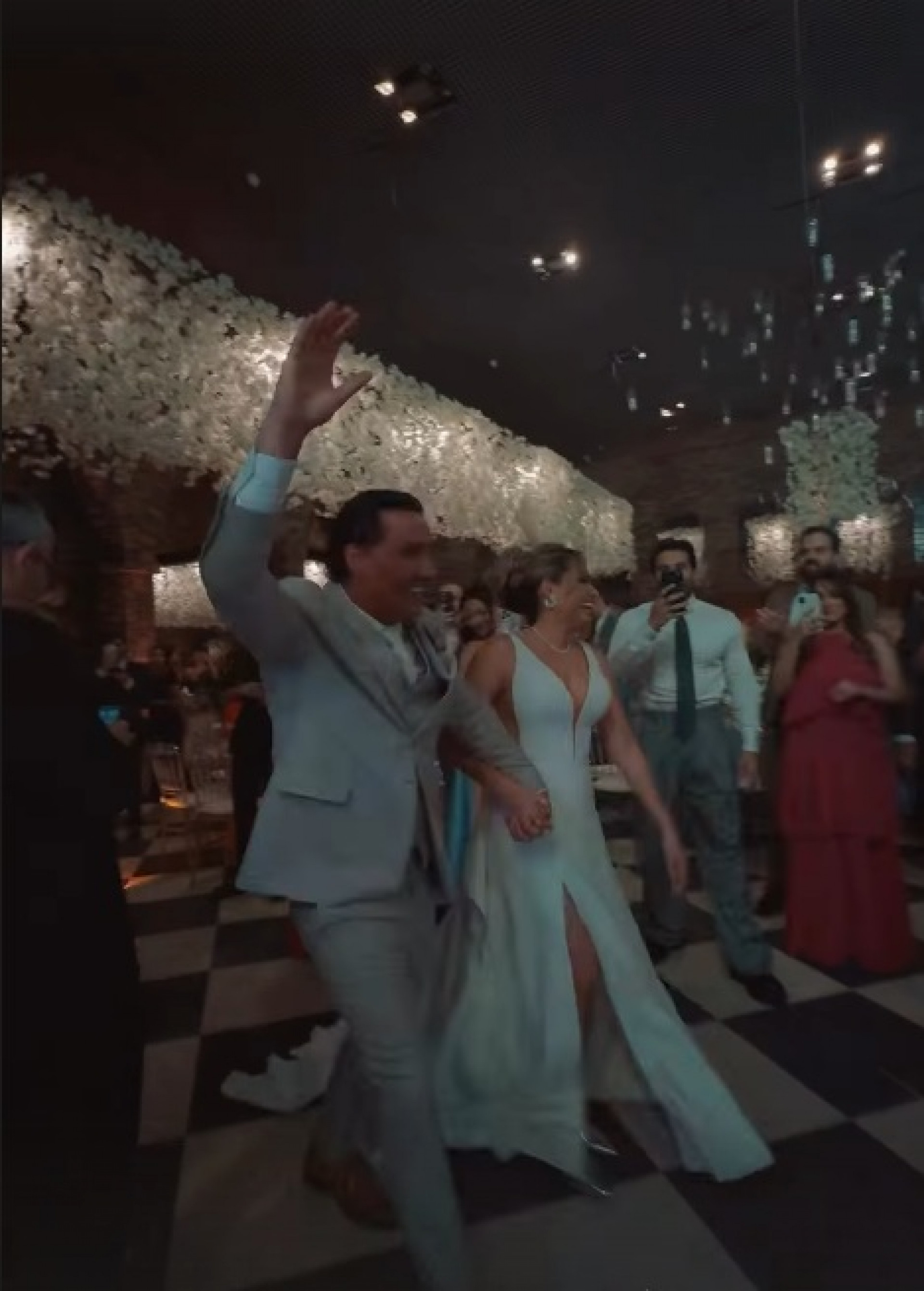 Ricardo Lago e Natália Sarraf entram na festa de casamento deles - Reprodução / Instagram