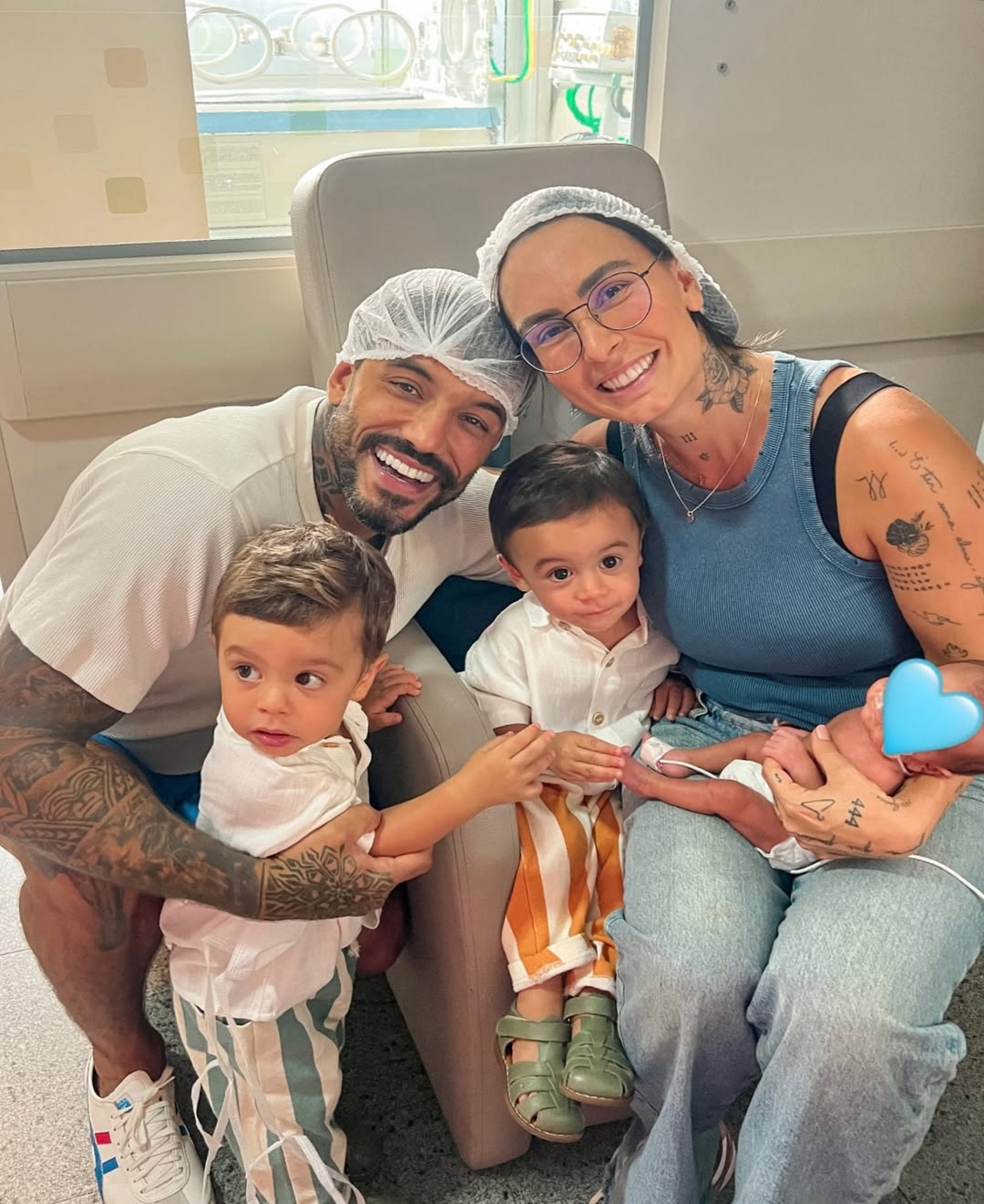 Clara e André com os filhos, João, José e Théo - Reprodução/Instagram