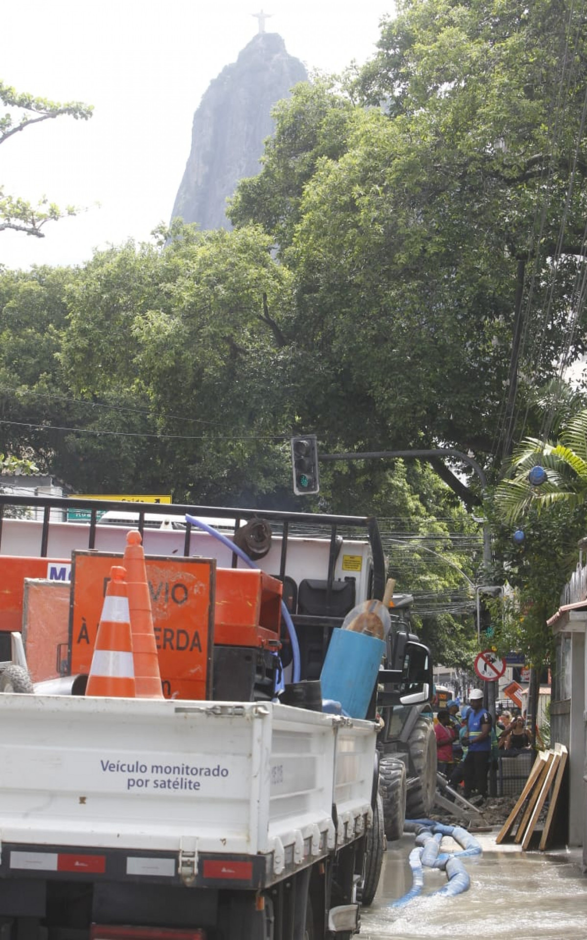 Rompimento de tubulação causou transtornos para os moradores de Botafogo