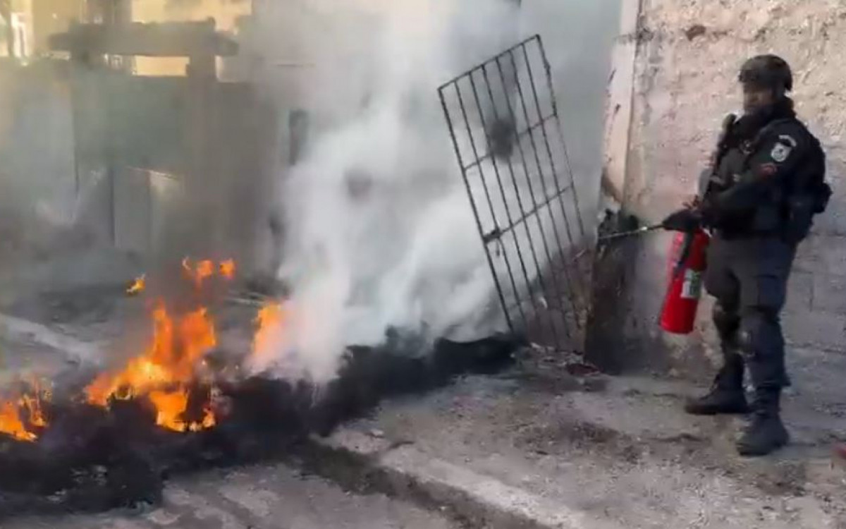 PMs tentam conter incêndio em barricadas na Cidade Alta - Divulgação