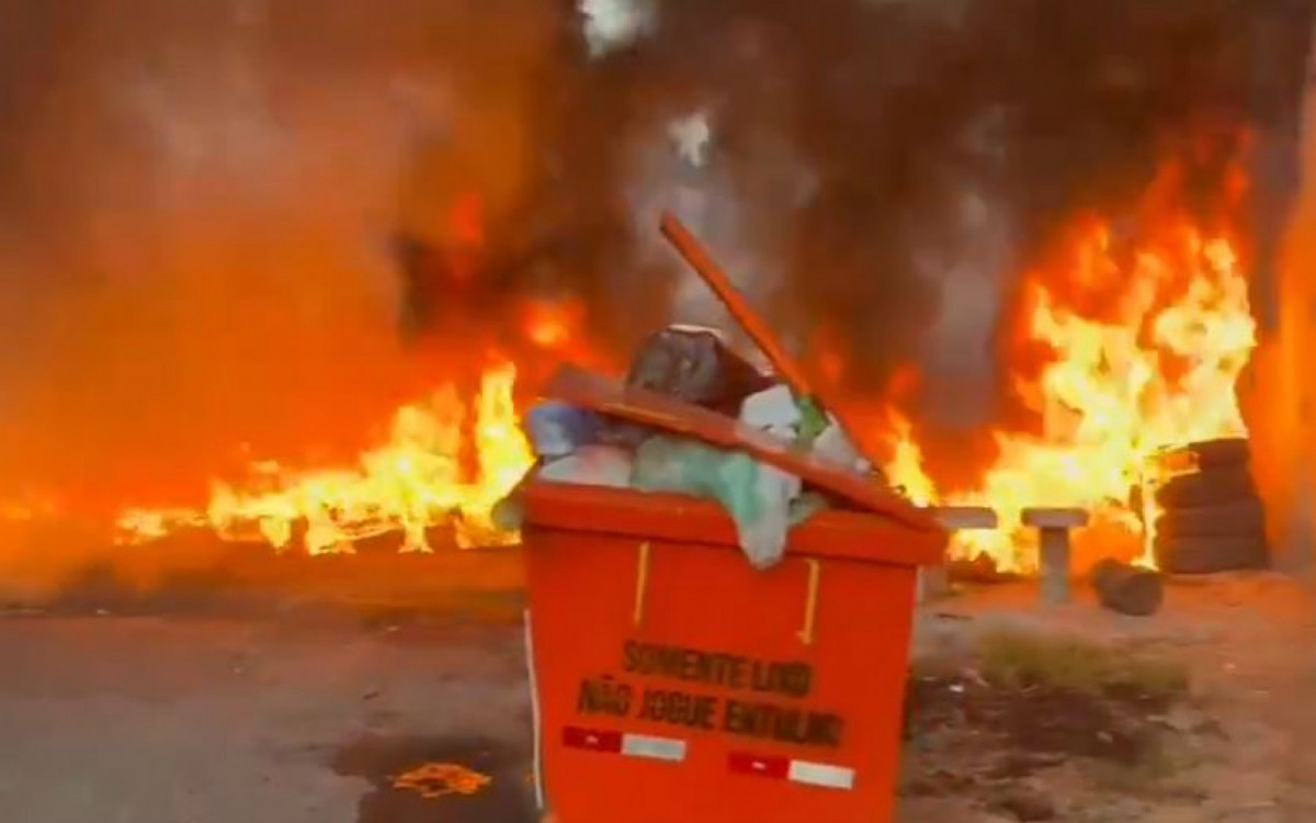 PMs tentam conter incêndio em barricadas na Cidade Alta - Divulgação
