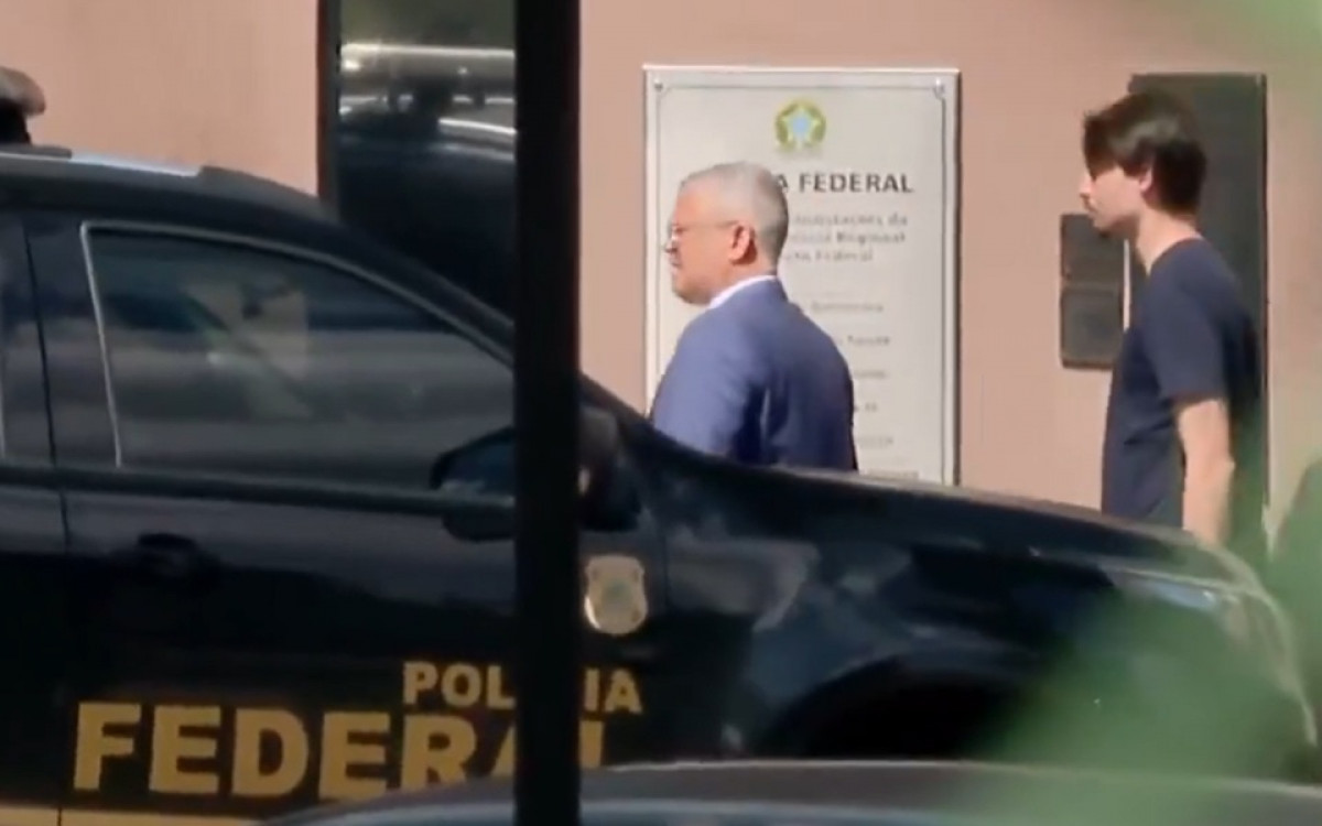 Jair Renan foi o primeiro a chegar na Superintendência da Polícia Federal para se encontrar o ex-presidente - Reprodução / X