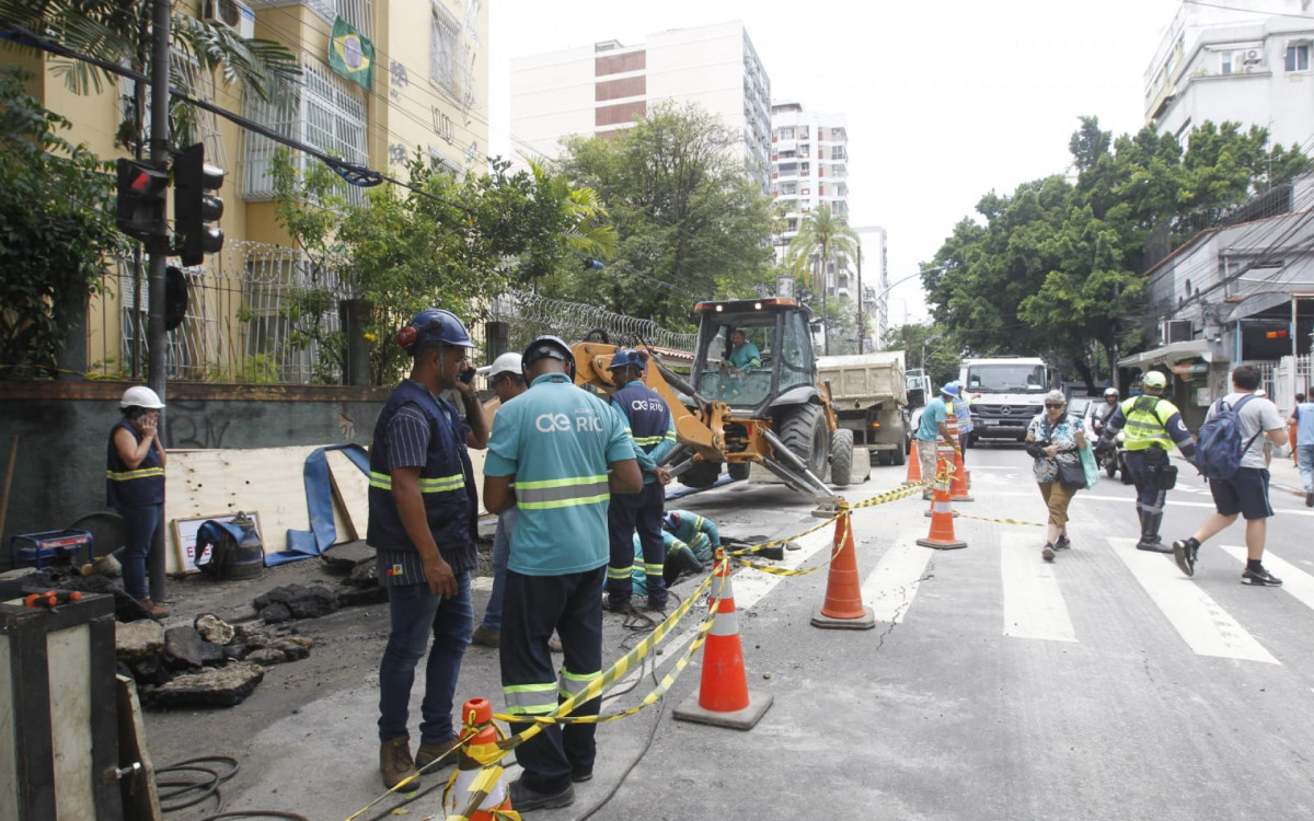 Rompimento de tubulação deixou uma cratera em Botafogo