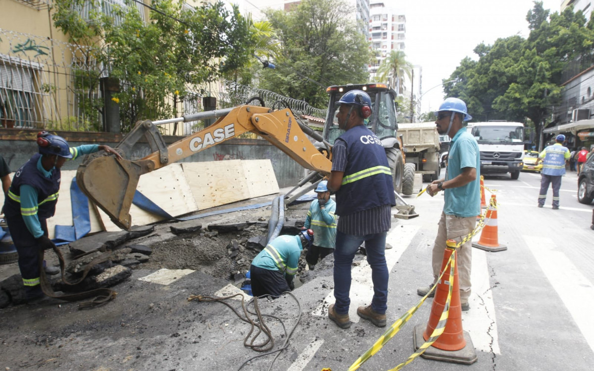 Rompimento de tubulação deixou uma cratera em Botafogo