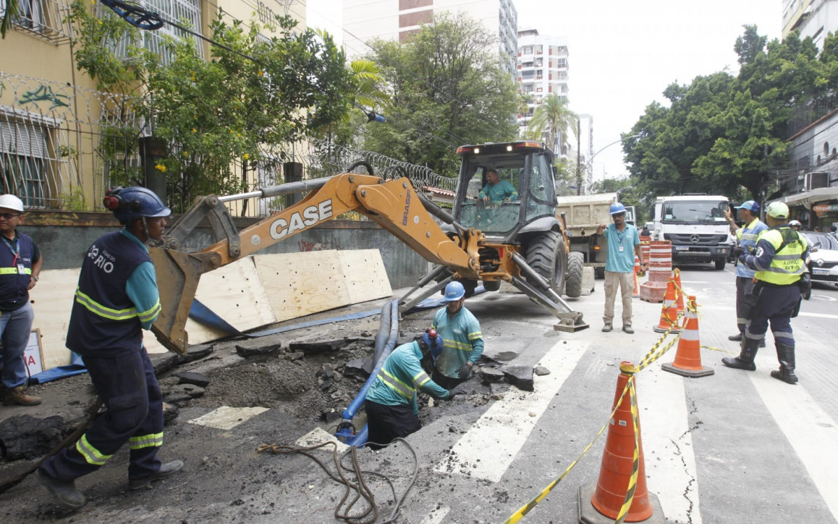 Rompimento de tubulação deixou uma cratera em Botafogo
