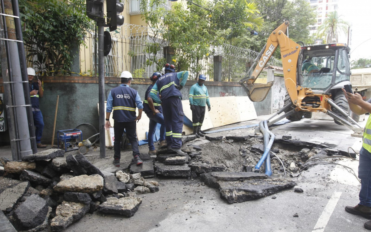 Rompimento de tubulação deixou uma cratera em Botafogo