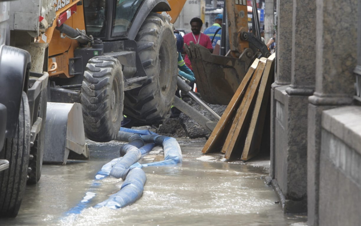 Rompimento de tubulação causou transtornos para os moradores de Botafogo