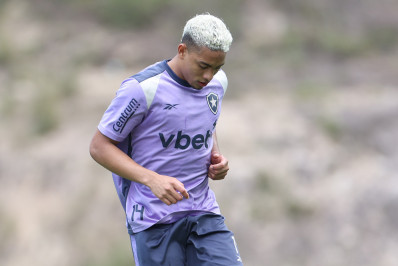 Meia do Botafogo pode migrar para clube inglês a pedido de John Textor