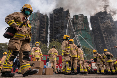 Hong Kong procura centenas de desaparecidos após incêndio que deixou pelo menos 65 mortos