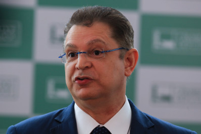 Sóstenes exibe escritura e diz que R$ 470 mil apreendidos pela PF são de venda de casa