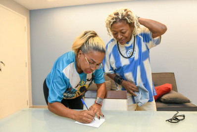 Mart'nália tira medidas para fantasia e confirma presença no desfile da Vila