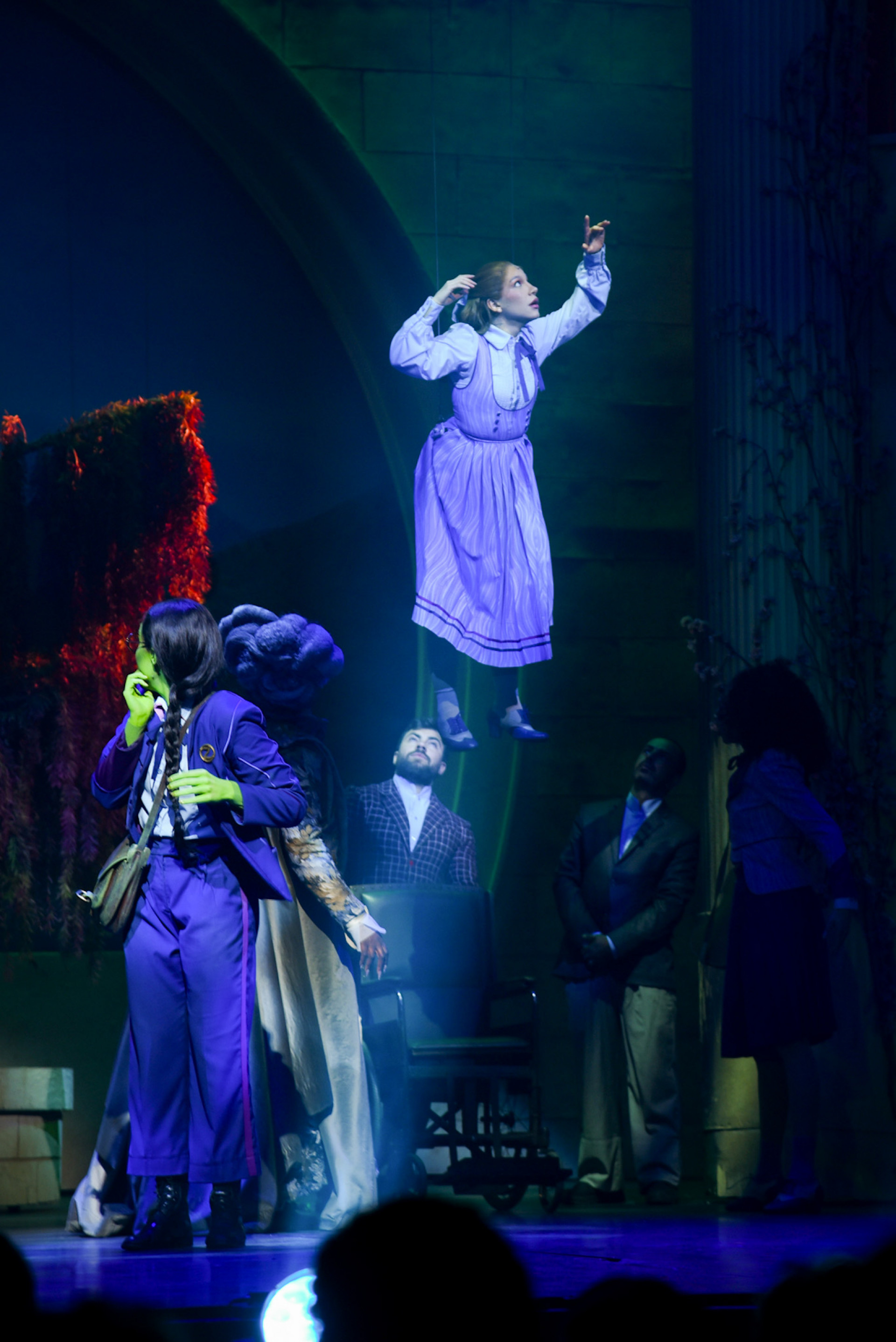 Priscilla em cena como irmã de Elphaba - Brazil News / Andy Santana 