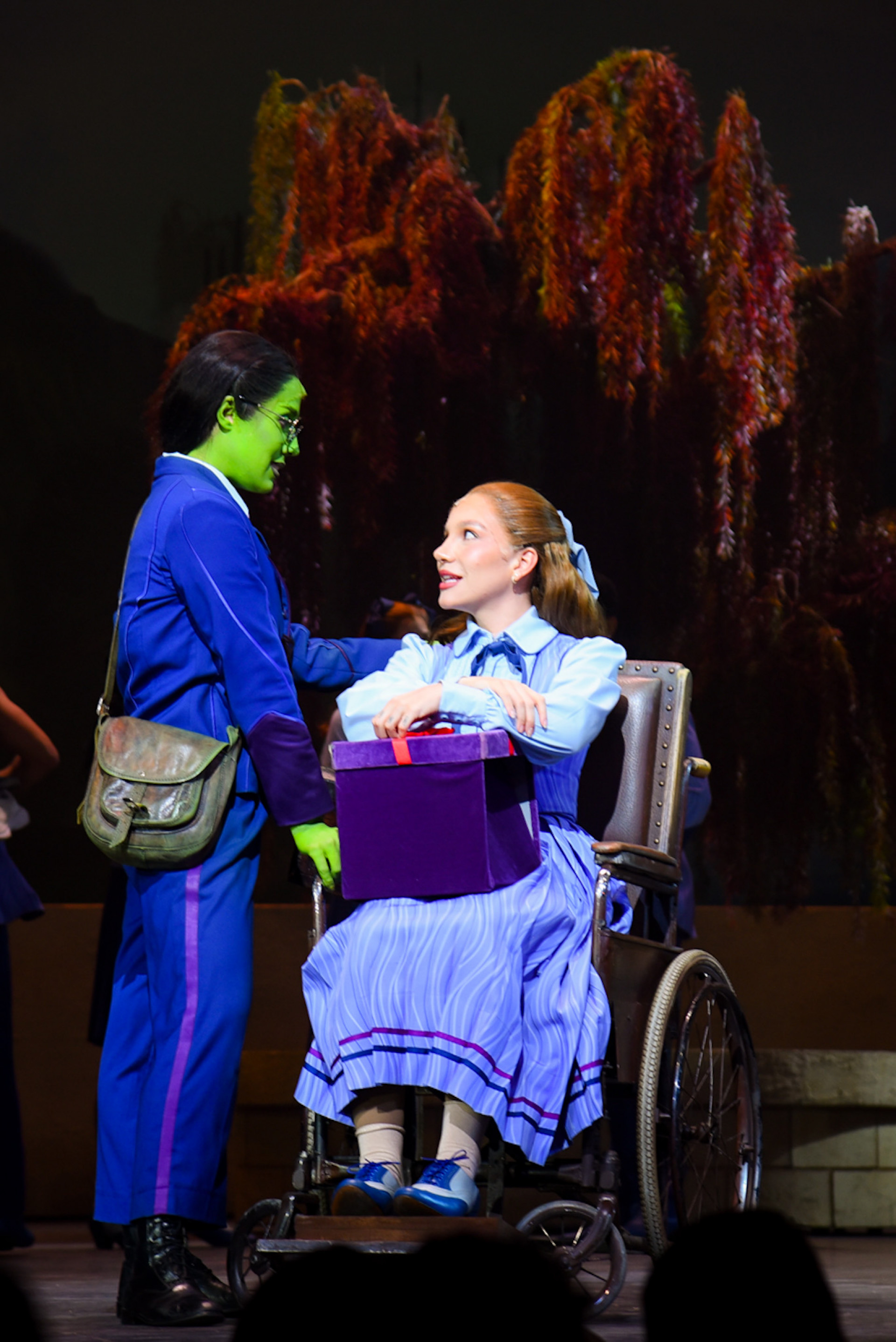 Priscilla em cena como irmã de Elphaba - Brazil News / Andy Santana 