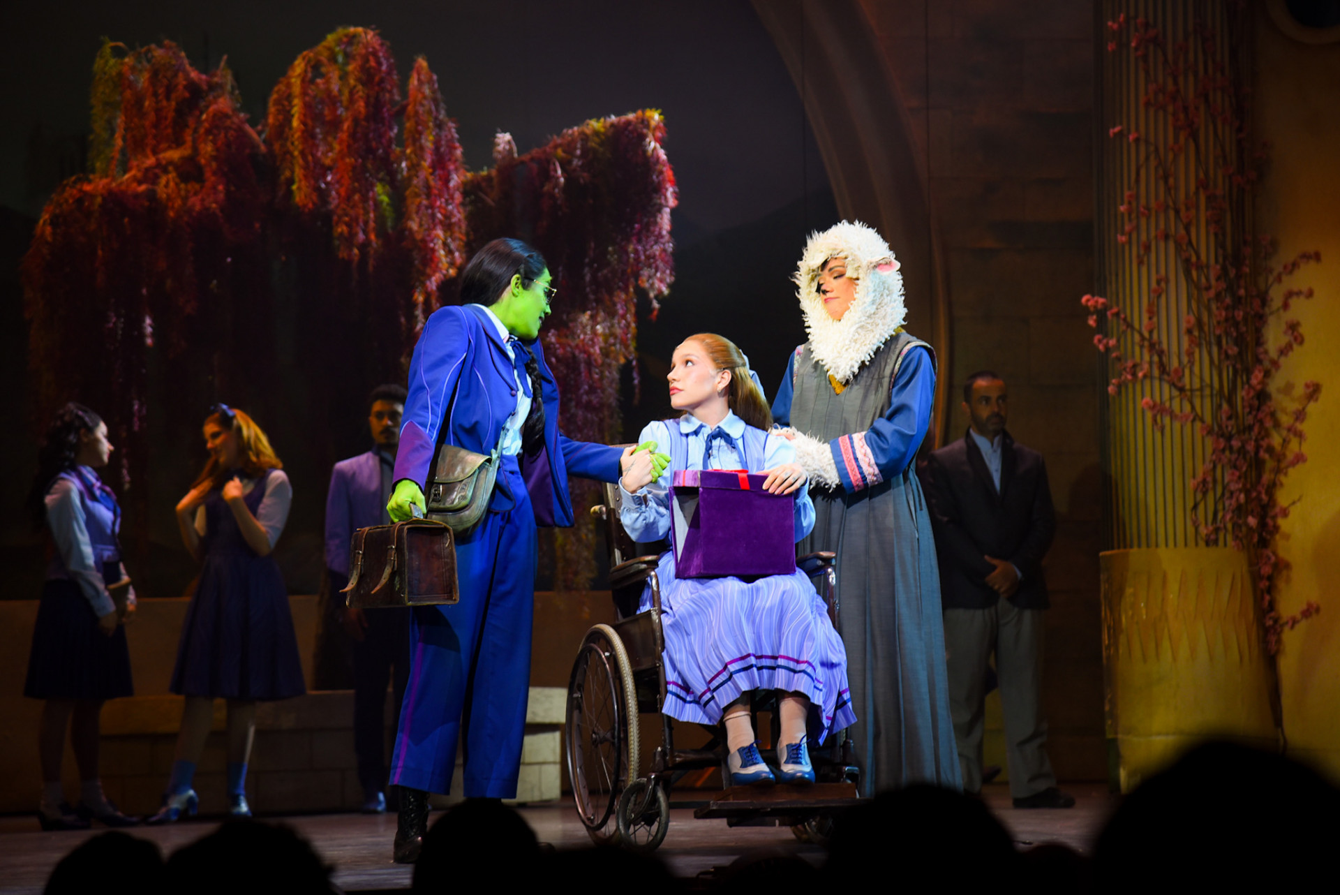 Priscilla em cena como irmã de Elphaba - Brazil News / Andy Santana 