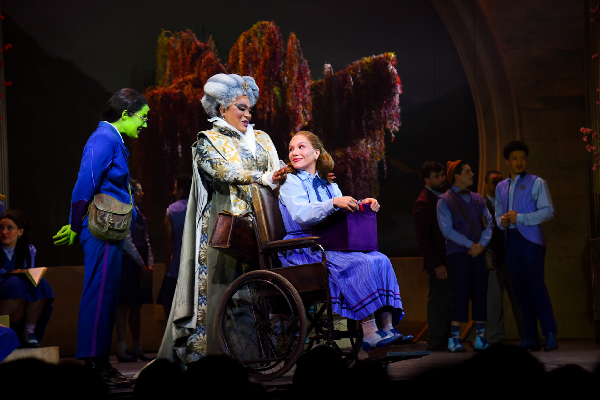 Priscila em cena como irmã de Elphaba - Brazil News / Andy Santana