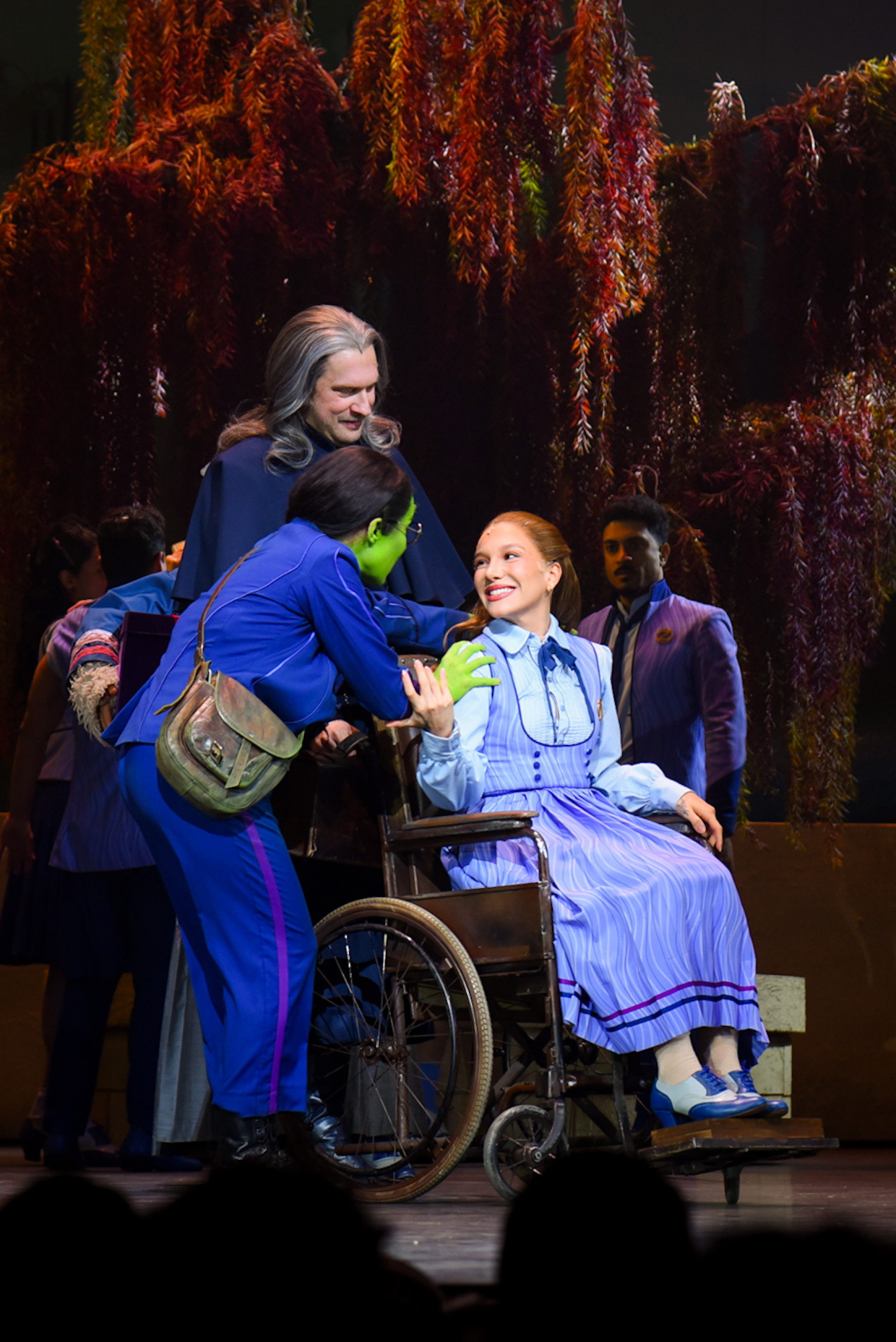 Priscilla em cena como irmã de Elphaba - Brazil News / Andy Santana 