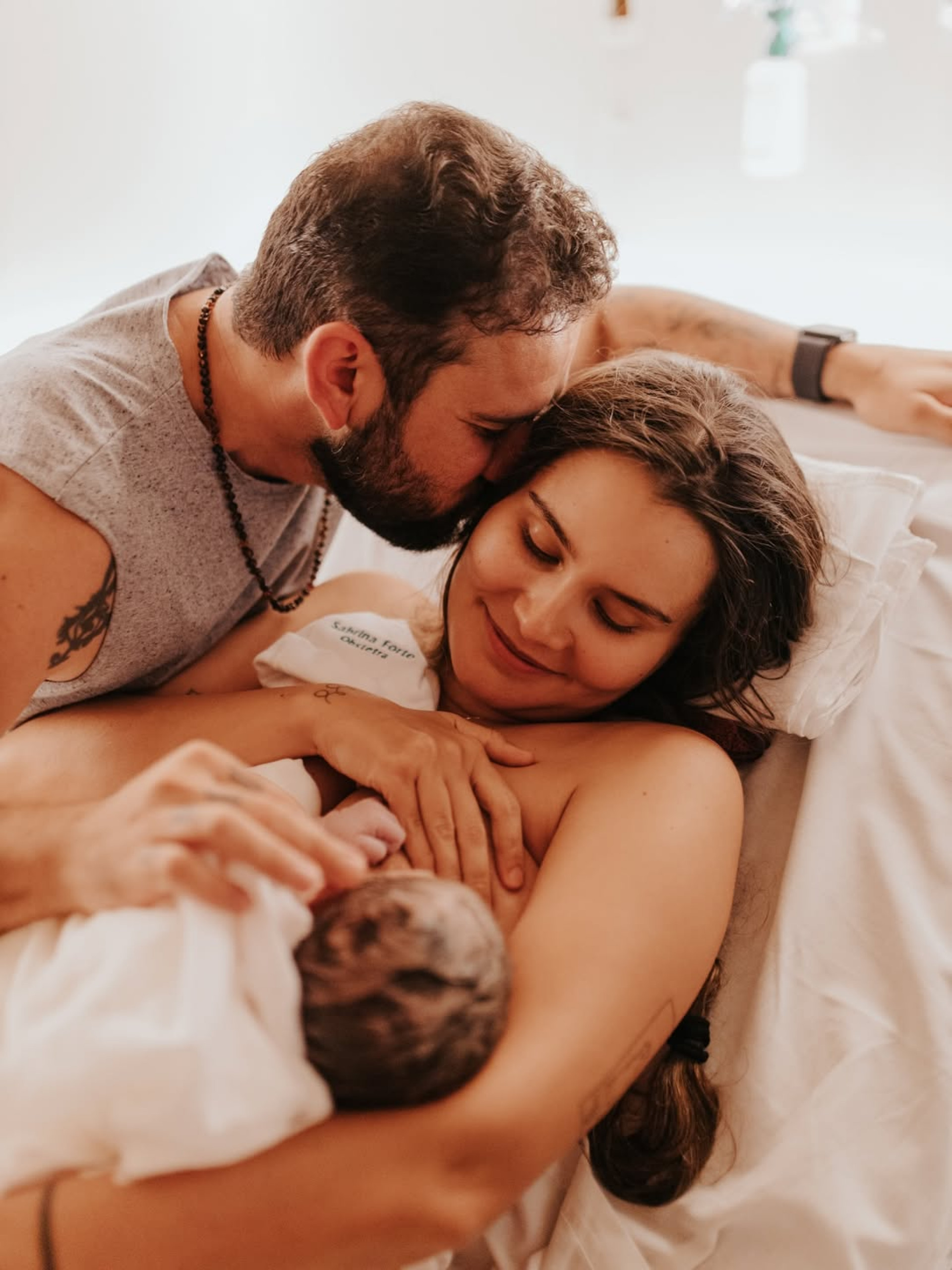 Bráulio Bessa e Camila Mendes com a filha recém-nascida  - Reprodução/Instagram 