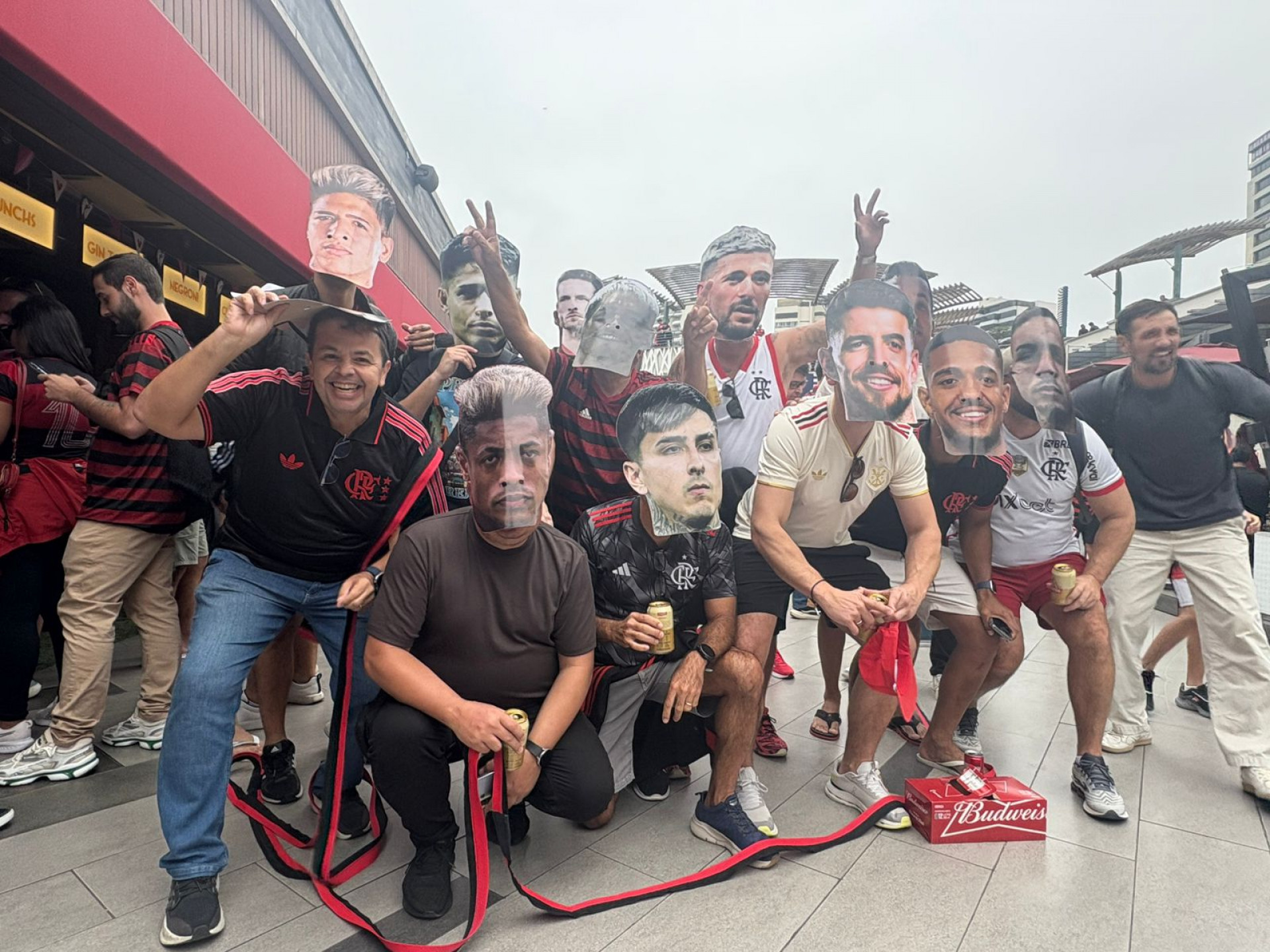 Torcedores do Flamengo chamam a atenção com máscara de jogadores do time - Reprodução de redes sociais