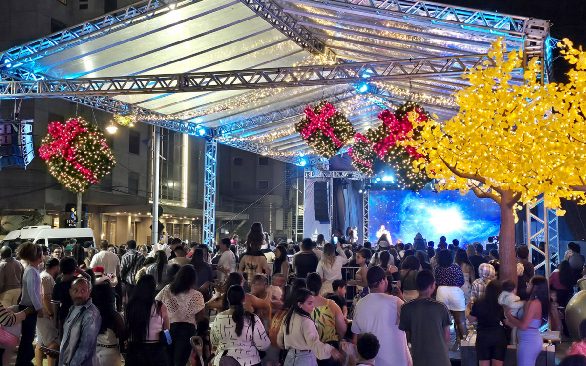 Vila do Noel ganha vida na Praia Campista com cenários iluminados e atrações para todas as idades