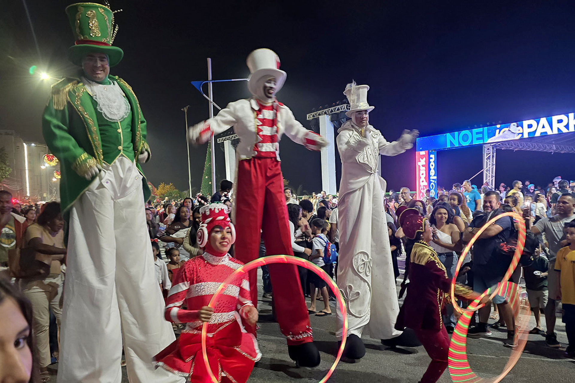 Vila do Noel ganha vida na Praia Campista com cen&aacute;rios iluminados e atra&ccedil;&otilde;es para todas as idades - Foto: Ana Chaffin