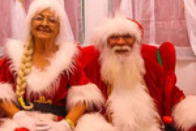 Papai Noel esbanja alegria pelas ruas de Angra que respiram a magia do Natal