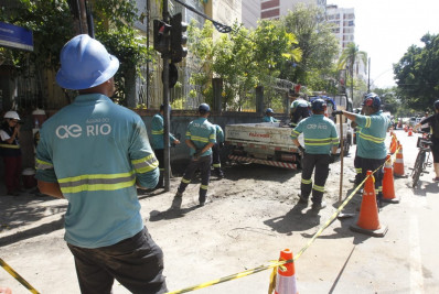 Reparo em rede de água tumultua o trânsito em Botafogo