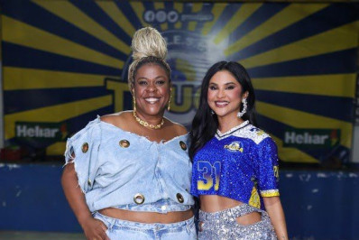 Mileide Mihaile e Cacau Protasio sambam juntas em ensaio de rua da Unidos da Tijuca