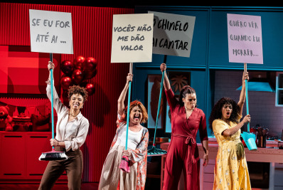 Comédia retrata múltiplas faces da maternidade