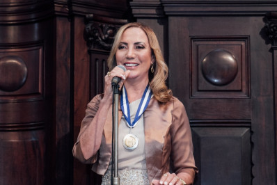 Prefeita recebe na Assembleia a mais elevada comenda do Estado do Rio