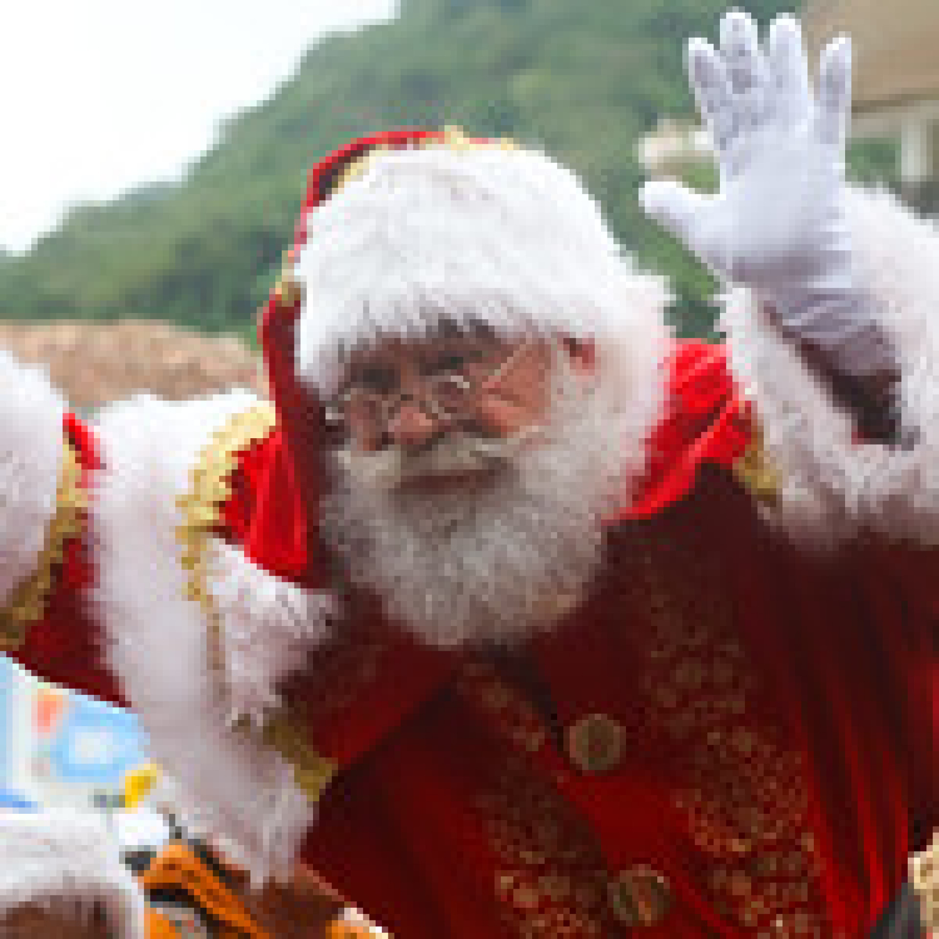 Papai Noel chega na cidade desfilando em carro aberto no centro de Angra - Divulga&ccedil;&atilde;o/PMAR