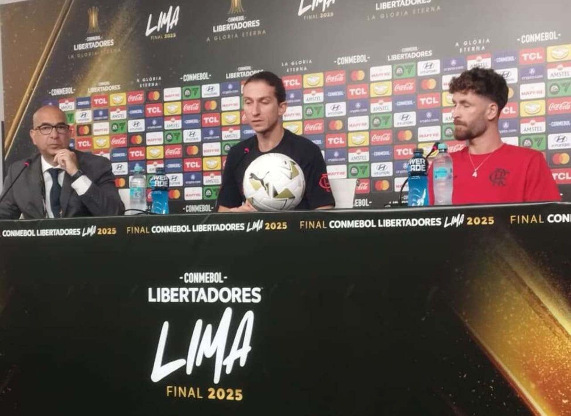 Filipe Lu&iacute;s abre o jogo sobre futuro no Flamengo antes da final de Libertadores