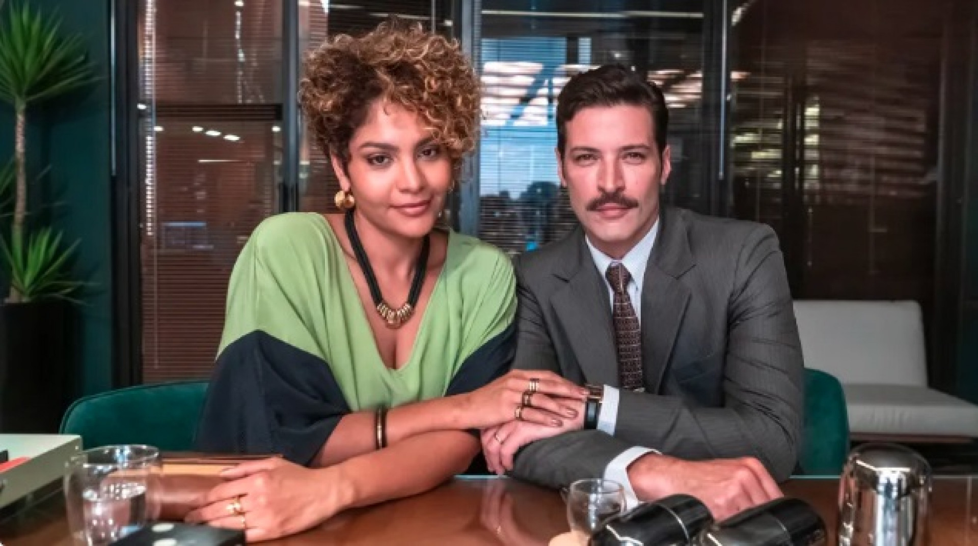 Barbara Reis interpreta Lena, mulher de Herculano (Leandro Lima), em Três Graças - Divulgação / TV Globo