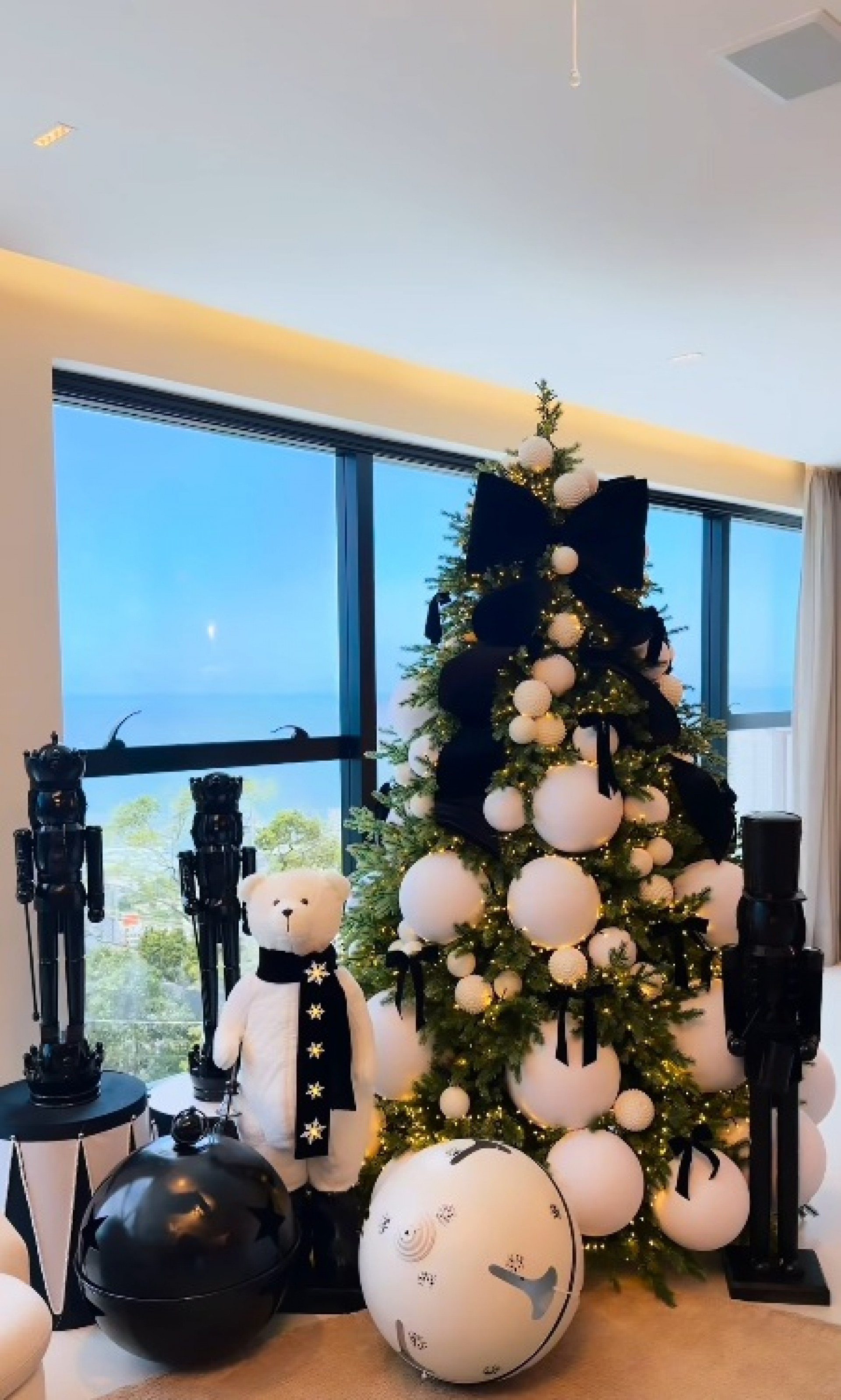 Imagem da árvore com enfeites em preto e branco - Reprodução / Instagram