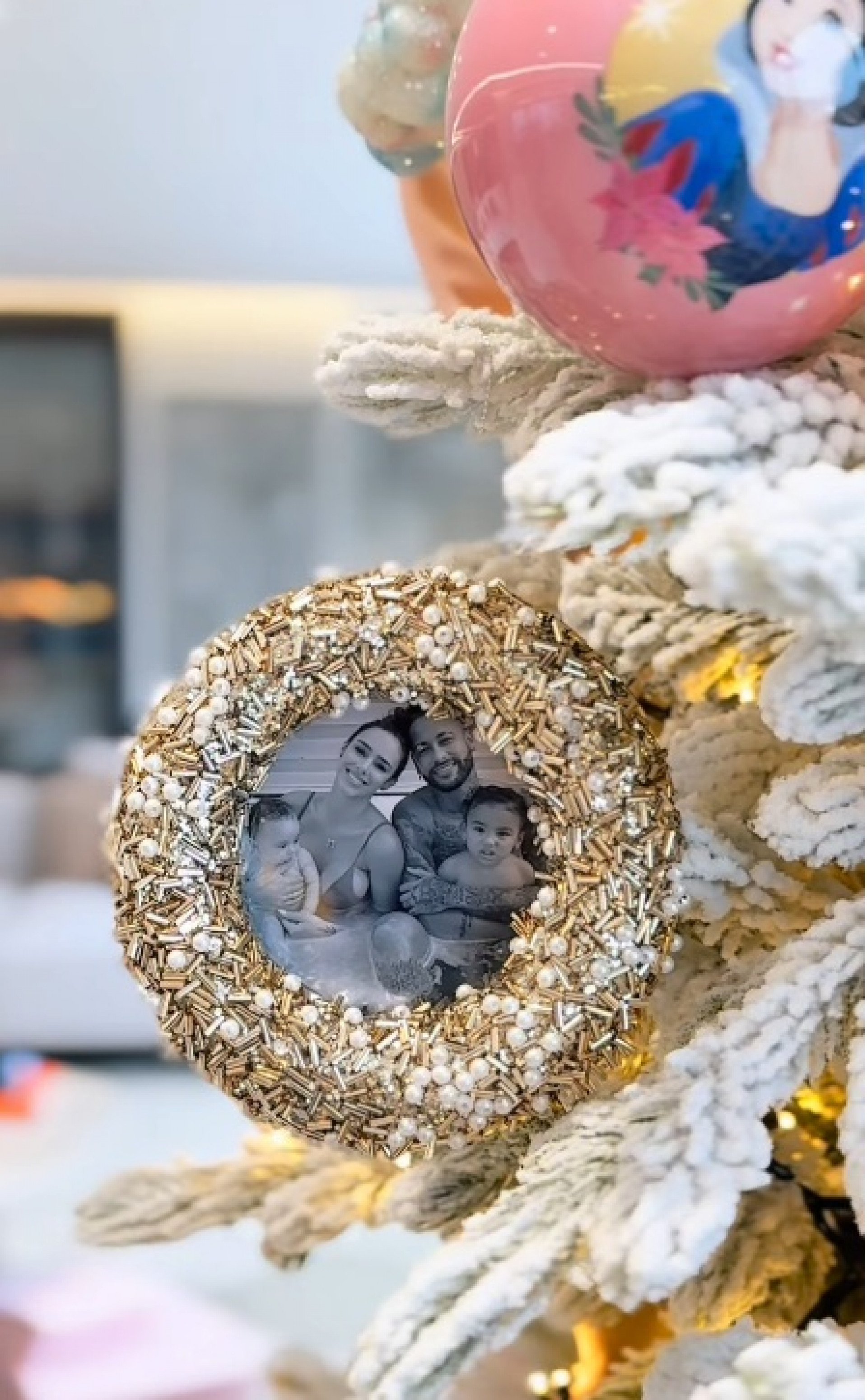 Enfeite de árvore de Natal com a foto dos quatro: Neymar, Bianca, Mavie e Mel - Reprodução / Instagram