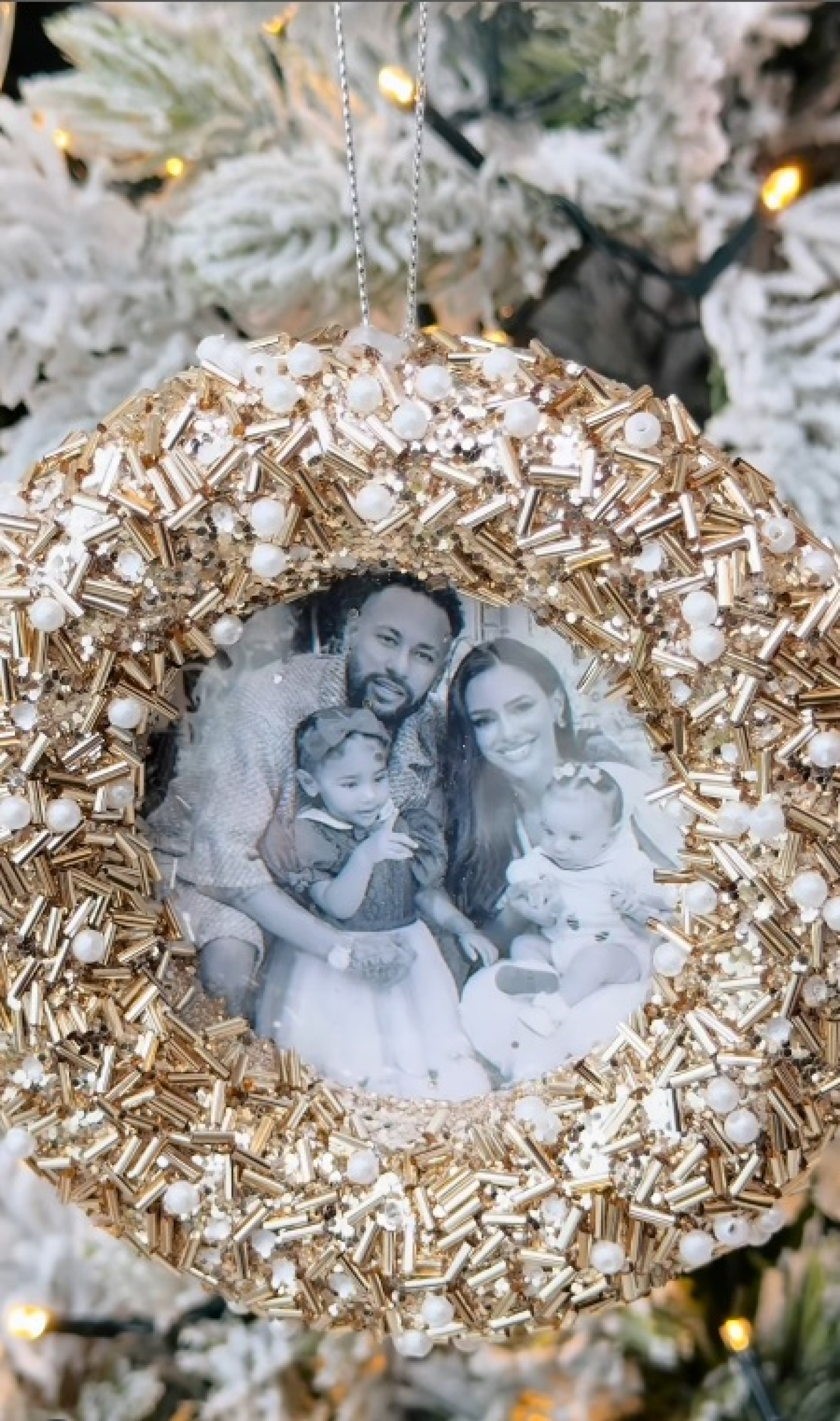 Enfeite de árvore de Natal com a foto dos quatro: Neymar, Bianca, Mavie e Mel - Reprodução / Instagram